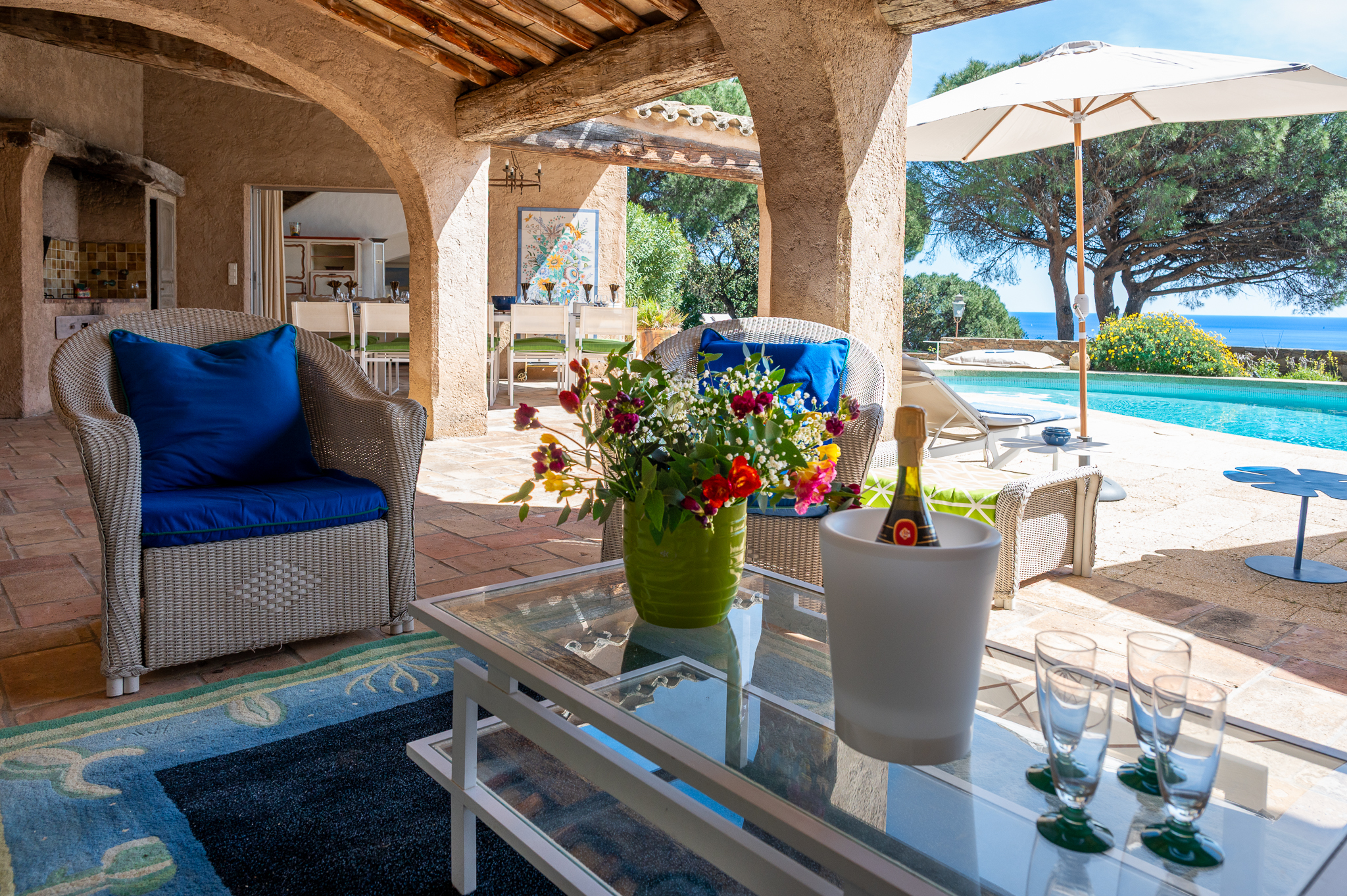Terrasse couverte avec champagne face à la mer