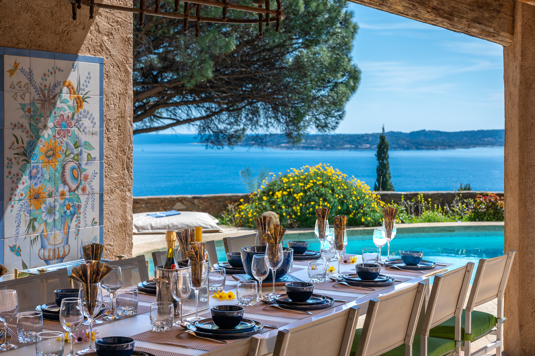 Dîner en terrasse face à la mer