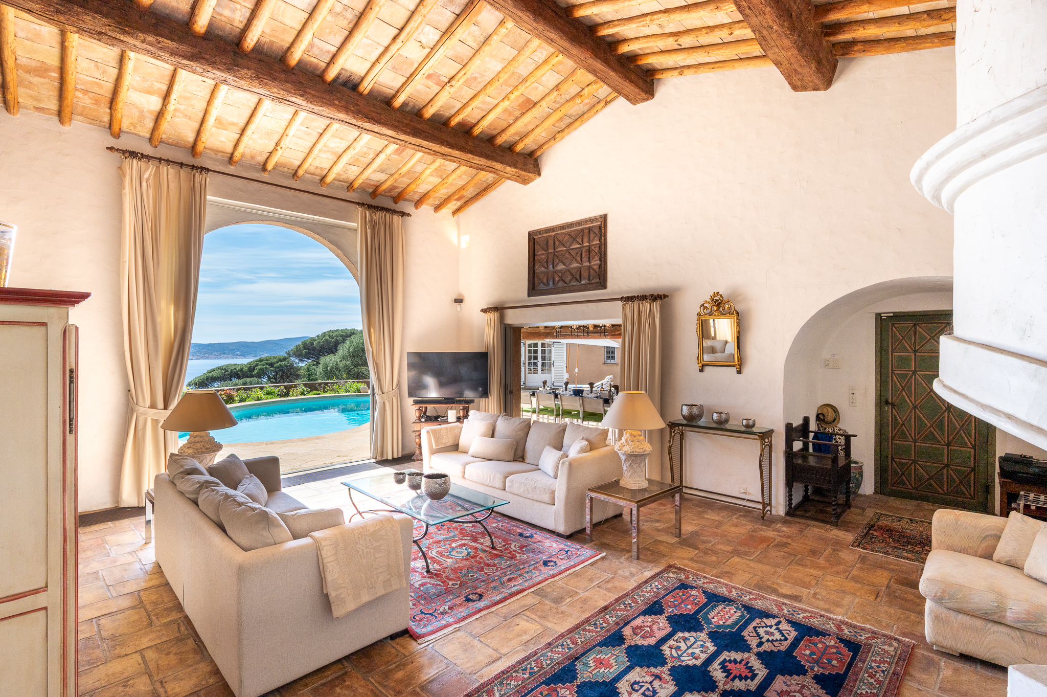 Salon avec vue piscine et mer